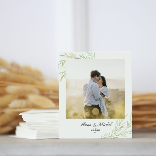 Zdjęcie polaroid w podziękowaniu dla gości z delikatnymi gałązkami