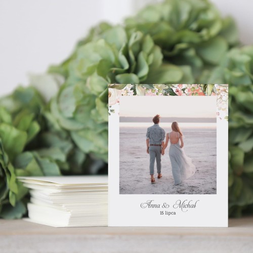 Zdjęcie polaroid w podziękowaniu dla gości z różowymi różami