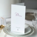 Karta menu lub harmonogram z zakochanymi pingwinkami