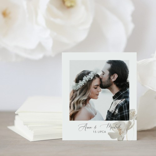 Zdjęcie polaroid w podziękowaniu dla gości z białym kwiatem