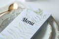 Karta menu z liśćmi i paprociami