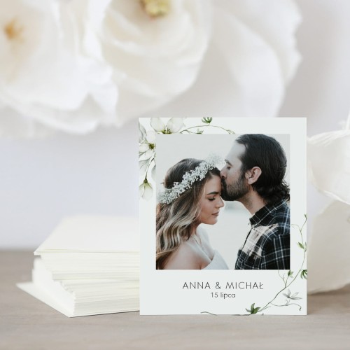 Zdjęcie polaroid w podziękowaniu dla gości z delikatnymi zielonymi liśćmi