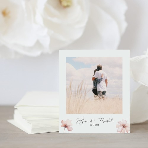Zdjęcie polaroid w podziękowaniu dla gości z różowymi kwiatuszkami