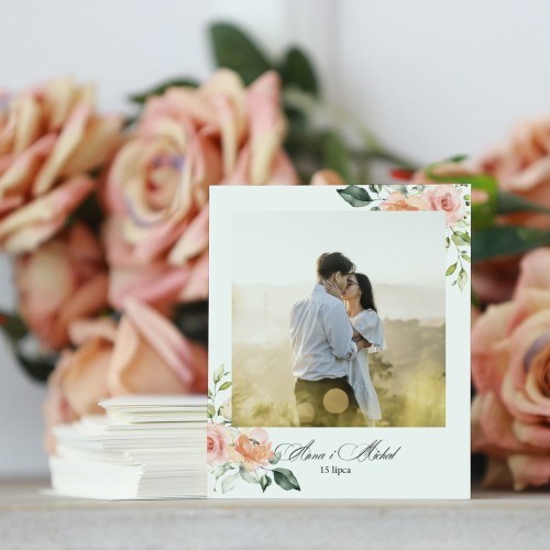 Zdjęcie polaroid w podziękowaniu dla gości z różowymi różami