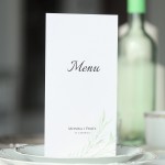 Karta menu lub harmonogram z motywem delikatnych gałązek