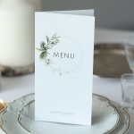 Karta menu lub harmonogram z zielonym wianuszkiem