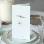 Karta menu lub harmonogram z delikatnymi liśćmi