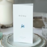 Karta menu lub harmonogram z motywem niezapominajek