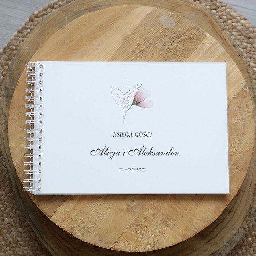 Księga gości na przyjęcie weselne z delikatnym kwiatem
