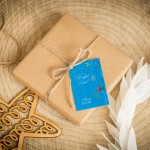 Świąteczne bileciki z logo z ilustracją na niebieskim tle