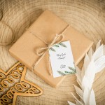 Świąteczne bileciki z logo z motywem świerkowych gałązek malowanych akwarelą