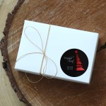 Naklejki  z logo z motywem choinki na ciemnym tle