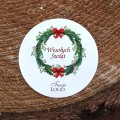 Naklejki z logo z grafiką ozdobnego świątecznego wieńca okrągłe