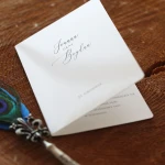 Malutkie minimalistyczne zaproszenia ślubne - lakierowane