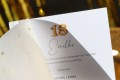 Zaproszenia ze złotym brokatem na 18 urodziny