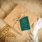 Świąteczne bileciki z logo ze śnieżynką na zielonym tle