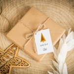 Świąteczne bileciki z logo z minimalistyczną żółtą choinką