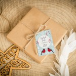 Świąteczne bileciki z logo z ptaszkami na niebieskim tle