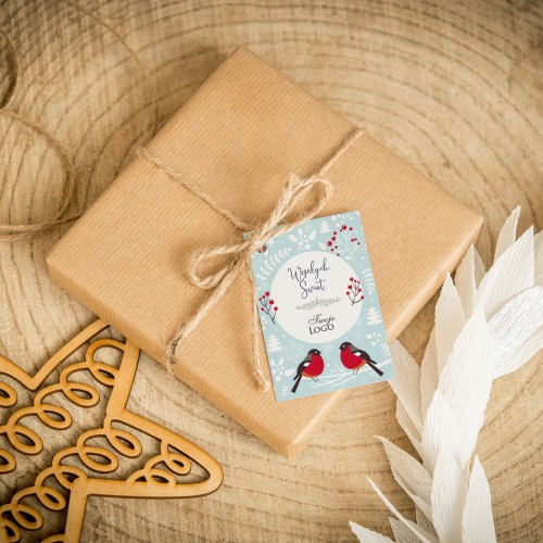 Świąteczne bileciki z logo z ptaszkami na niebieskim tle