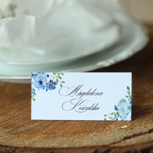 Winietki z błękitnymi kwiatami