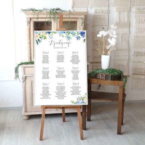 Duży plan stołów weselnych z niebieskimi kwiatami