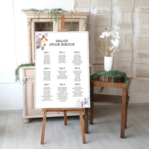 Duży plan stołów weselnych z polnym bukietem