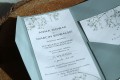 Srebrne zaproszenia ślubne z motywem gipsówki