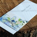 Zaproszenia ślubne z niebieskimi malowanymi kwiatami