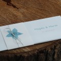 Zaproszenia ślubne z niebieskim kwiatkiem