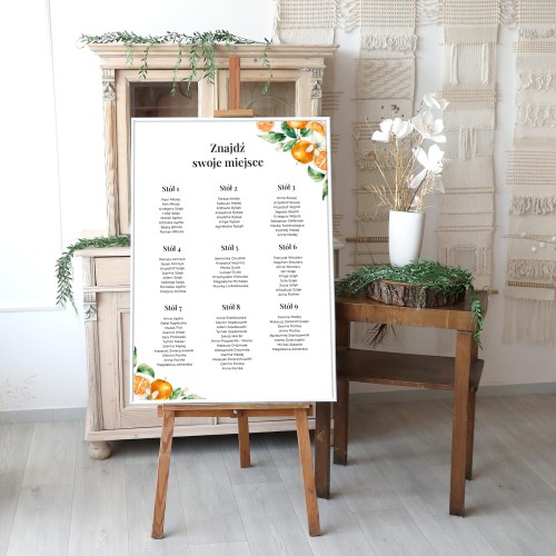 Duży plan stołów weselnych z pomarańczami