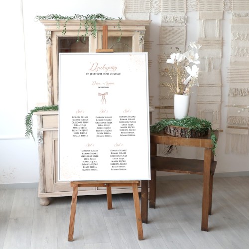 Duży plan stołów weselnych z delikatną kokardką