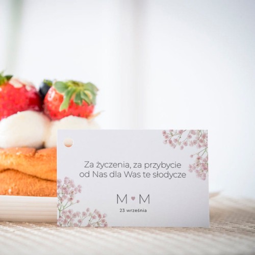 Karteczki do ciasta weselnego z różową gipsówką