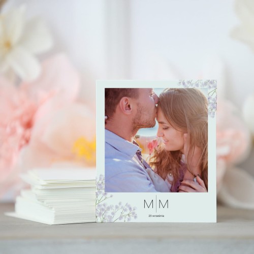 Zdjęcie polaroid w podziękowaniu dla gości z fioletową gipsówką
