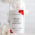 Weselne naklejki na butelkę z czerwonymi kwiatami