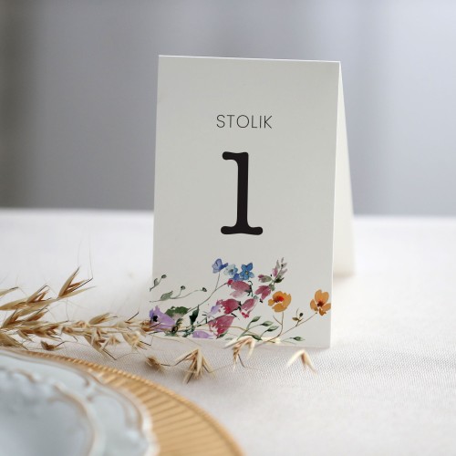 Numerki na stół z polnymi kwiatami