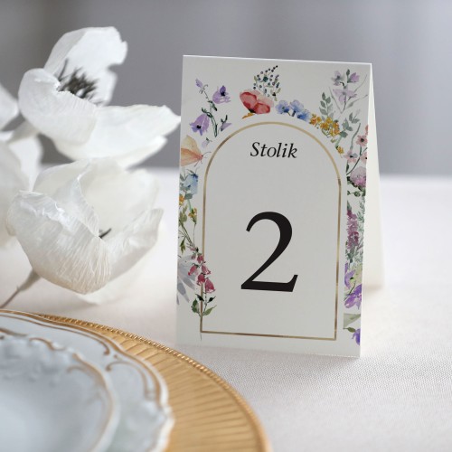 Numerki na stół z delikatnymi kwiatami