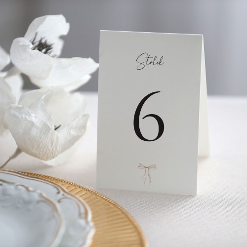 Numerki na stół z beżową wstążeczką