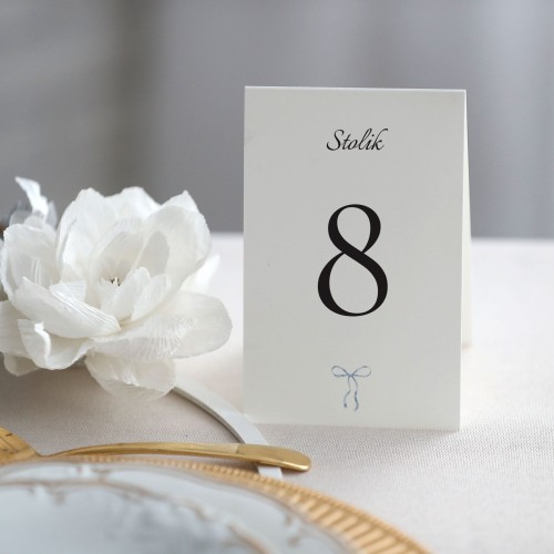 Numerki na stół z błękitną wstążeczką