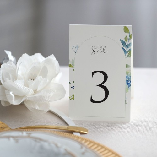 Numerki na stół z niebieską hortensją