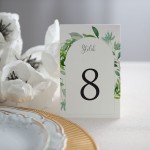 Numerki na stół z zielonymi listkami