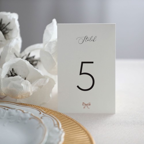 Numerki na stół z beżową wstążką