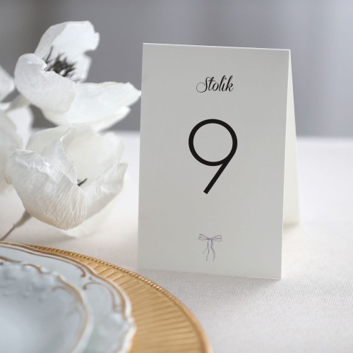 Numerki na stół z liliową wstążką