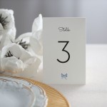 Numerki na stół z niebieską wstążką