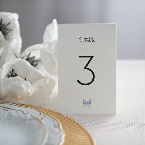 Numerki na stół z niebieską wstążką