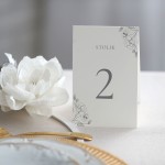 Numerki na stół z delikatnymi kwiatami