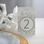 Numerki na stół z subtelnymi kwiatami