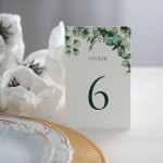Numerki na stół z liśćmi eukaliptusa