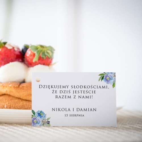 Karteczki do ciasta weselnego z niebieskimi kwiatami