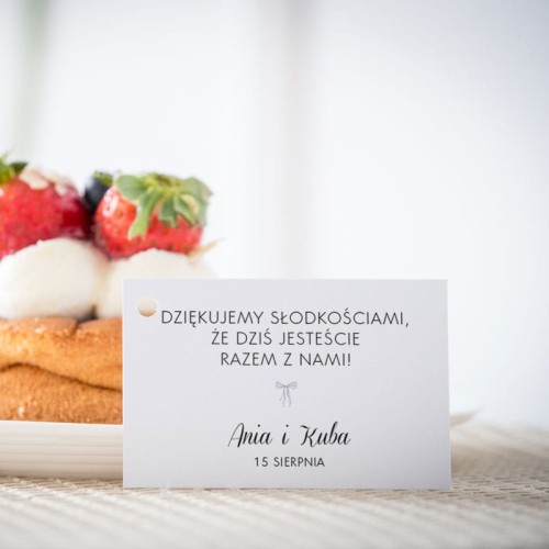 Karteczki do ciasta weselnego z liliową wstążką