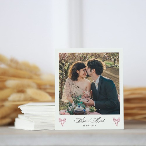 Polaroid z różową wstążeczką